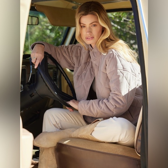 $248 Barefoot Dreams LuxeChic Quilted Jacket in Deep Taupe Lilac NWT - Picture 2 of 4